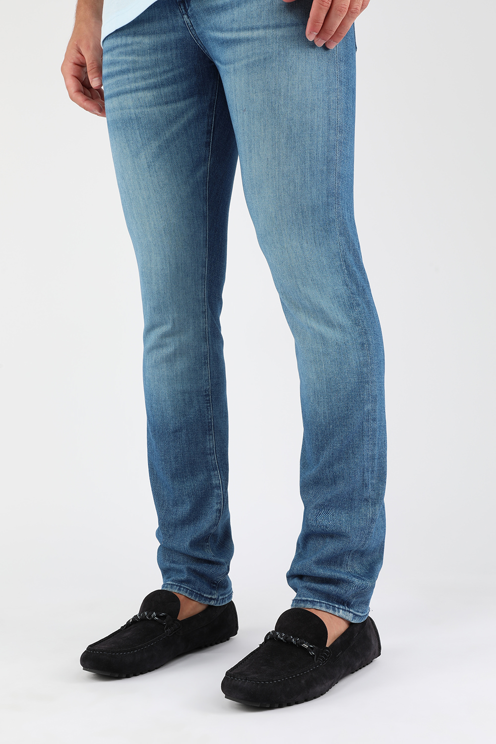 תמונת כל הלוק של נעלי מוקסין מעור זמש עם אלמנט מטאלי